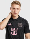 Inter Miami Maglia Away 2026/27 Adidas - Dettaglio stemma CF Miami e colletto polo nero