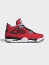 Jordan 4 Retro Toro Bravo rossa con dettagli Cement Grey e nero, vista laterale del profilo