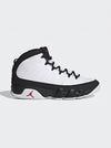 Jordan 9 Retro OG Space Jam bianca e nera con dettagli rossi, vista laterale del profilo