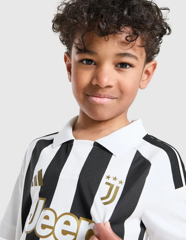 Juventus completino home bambino 2026/2027 Adidas bianconero con strisce verticali sponsor Jeep e tre stelle