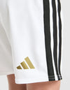 Dettaglio short Juventus home bambino 2026/2027 Adidas con logo Adidas dorato e tre bande nere laterali