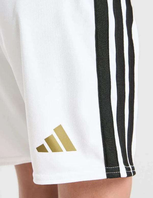 Dettaglio short Juventus home bambino 2026/2027 Adidas con logo Adidas dorato e tre bande nere laterali