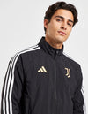Dettaglio colletto e stemma Juventus oro sulla Giacca Anthem Home 2026/2027 Adidas