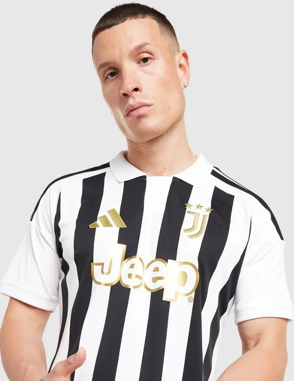 Dettaglio Juventus maglia home 2026/2027 Adidas con stemma Juventus tre stelle e logo Adidas dorato
