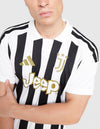 Juventus maglia home 2026/2027 Adidas a strisce verticali bianconere con sponsor Jeep oro e tre stelle