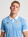 Dettaglio maglia Lazio Home 2026/2027 Mizuno stemma S.S. Lazio e logo Mizuno