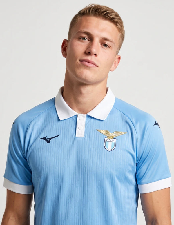 Dettaglio maglia Lazio Home 2026/2027 Mizuno stemma S.S. Lazio e logo Mizuno