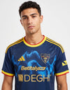 Maglia Third Lecce 2026/2027 Adidas stemma U.S. Lecce e sponsor Betitaly Pay Deghi – dettaglio