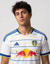 Dettaglio maglia Leeds United Home 2026/2027 Adidas stemma LUFC e logo Red Bull