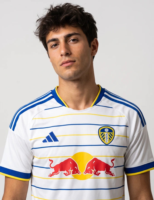 Dettaglio maglia Leeds United Home 2026/2027 Adidas stemma LUFC e logo Red Bull