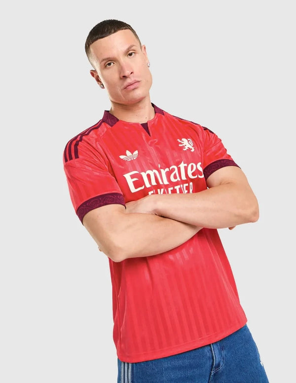 Lione Maglia Away 2026/2027 Adidas Originals rossa con colletto borgogna - ritratto busto