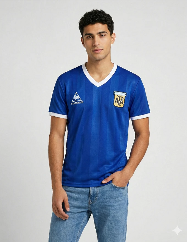 Maglia Argentina Away 1986 Le Coq Sportif blu con colletto V bianco e stemma AFA dorato indossata da modello