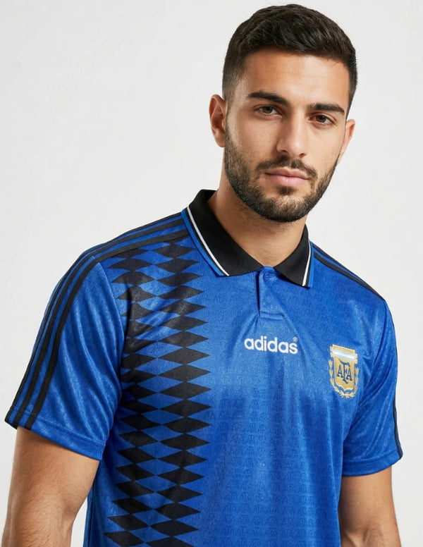 Dettaglio maglia Argentina Away 1994 Adidas con stemma AFA dorato e pattern geometrico a rombi neri