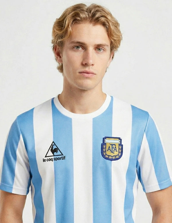 Dettaglio maglia Argentina Home 1986 Le Coq Sportif con stemma AFA dorato e logo sul petto