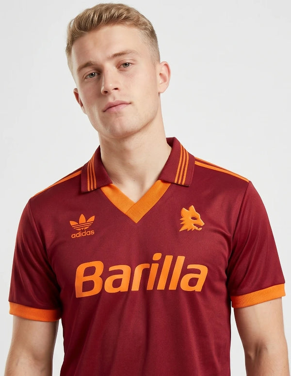 Dettaglio maglia AS Roma Home 1992/1993 Adidas con logo lupa stilizzata e colletto a V arancio