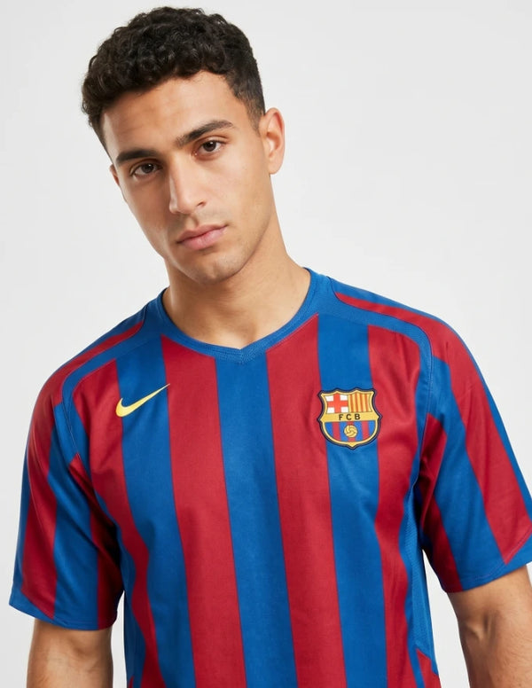 Dettaglio maglia Barcellona Home 2005/2006 Nike con stemma FC Barcelona e logo Nike giallo su strisce blaugrana senza sponsor