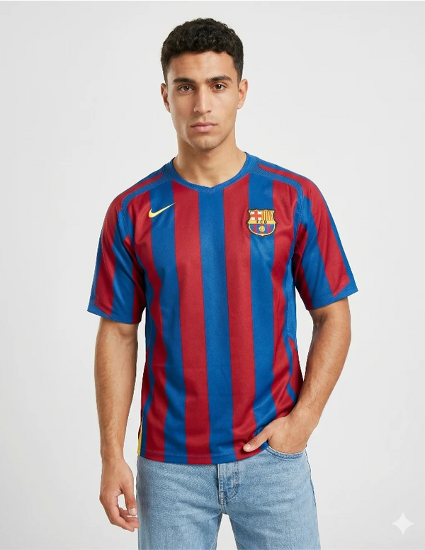 Maglia Barcellona Home 2005/2006 Nike a strisce blaugrana senza sponsor con stemma FCB e swoosh giallo indossata da modello