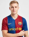 Dettaglio maglia Barcellona Home 2006/2007 Nike con stemma FCB dorato e colletto a V senza collo