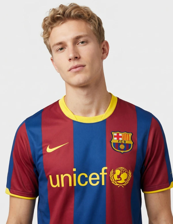 Dettaglio maglia Barcellona Home 2010/2011 Nike con stemma FC Barcelona e sponsor Unicef su strisce blaugrana con bordi gialli
