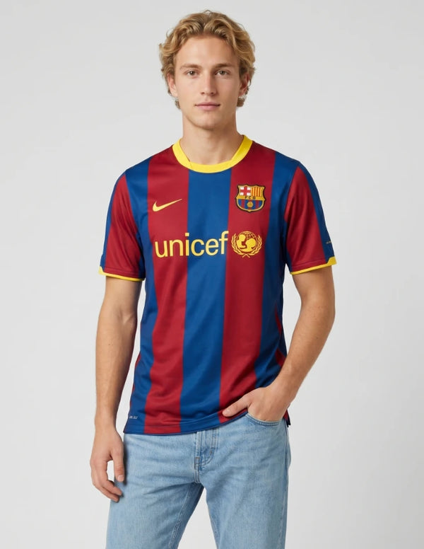 Maglia Barcellona Home 2010/2011 Nike a strisce blaugrana con sponsor Unicef e stemma FCB colletto giallo indossata da modello