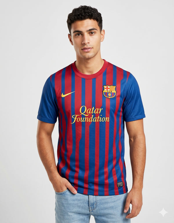 Maglia Barcellona Home 2011/2012 Nike a strisce blaugrana con sponsor Qatar Foundation dorato e stemma FCB indossata da modello