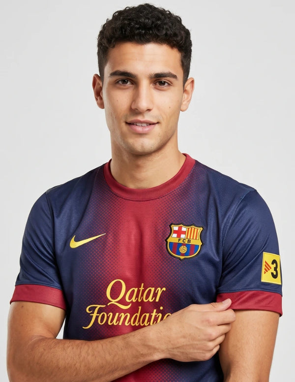 Dettaglio maglia Barcellona Home 2012/2013 Nike con stemma FC Barcelona e sponsor Qatar Foundation dorato su tessuto blaugrana sfumato