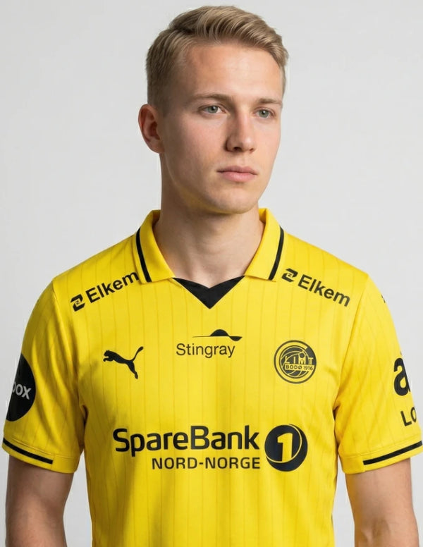 Dettaglio maglia Bodø/Glimt Home 2026/2027 Puma con stemma club e colletto polo nero a contrasto