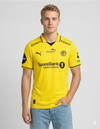 Maglia Bodø/Glimt Home 2026/2027 Puma gialla con colletto polo nero e stemma del club indossata da modello
