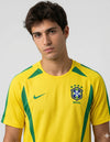 Dettaglio maglia Brasile Home 2002 Nike con stemma CBF Brasil quattro stelle e swoosh verde sul petto giallo