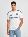 Maglia Colo Colo Home 2026/2027 Adidas bianca con tre righe nere sponsor Jugabet e stemma Colo Colo indossata da modello