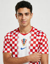 Dettaglio maglia Croazia Home 2026 Nike con stemma HNS scudetto e swoosh blu sul petto a scacchi