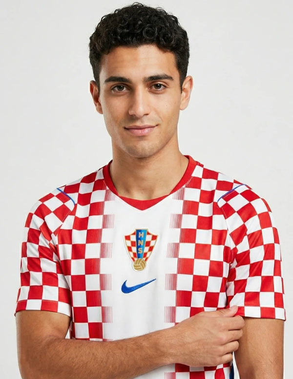 Dettaglio maglia Croazia Home 2026 Nike con stemma HNS scudetto e swoosh blu sul petto a scacchi
