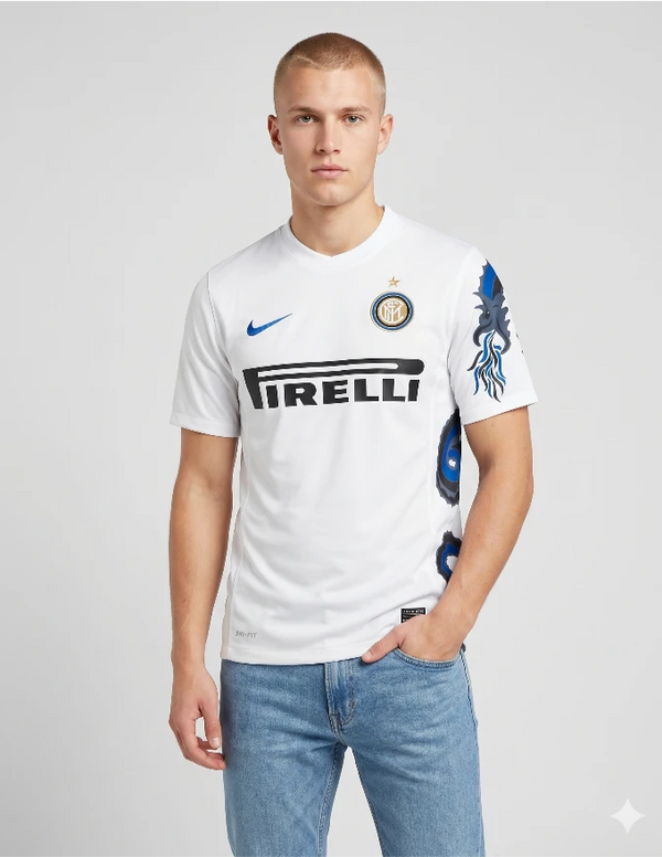 Maglia Inter Away 2010/2011 Nike bianca con grafica drago blu e nero sulla manica e sponsor Pirelli indossata da modello