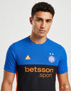 Dettaglio maglia Inter Fourth Milano Cortina 2025/2026 Nike ACG con stemma Inter due stelle e sponsor Betsson.sport arancione