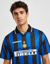 Dettaglio maglia Inter Home 1997/1998 Umbro con stemma Inter stella oro e pattern grafico a scritte sulle strisce nere