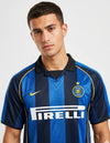 Dettaglio maglia Inter Home 2001/2002 Nike con stemma Inter stella dorata colletto polo nero e vivi gialli