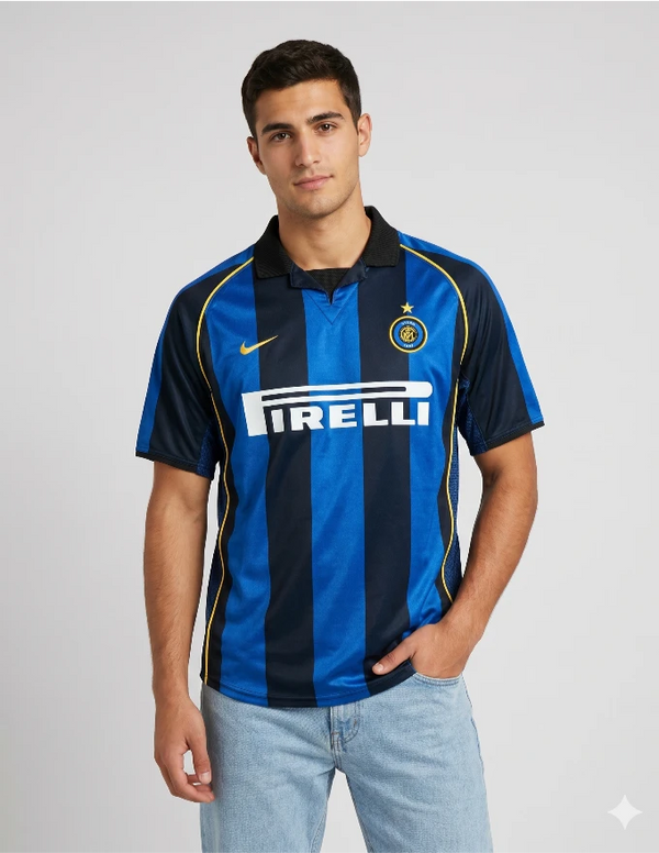 Maglia Inter Home 2001/2002 Nike a strisce nerazzurre con colletto polo nero sponsor Pirelli e stemma Inter indossata da modello