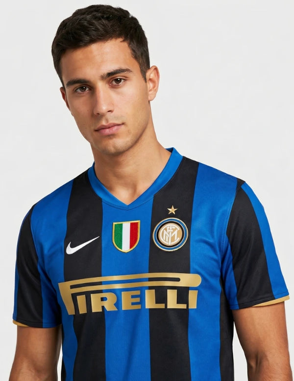 Dettaglio maglia Inter Home 2008/2009 Nike con stemma Inter stella d'oro patch tricolore e sponsor Pirelli dorato