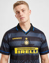 Dettaglio Inter Terza Maglia Third 1997/1998 Umbro con stemma Inter stella oro e sponsor Pirelli giallo su fondo nero