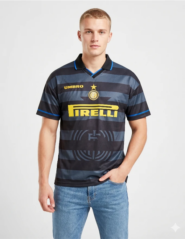 Inter Terza Maglia Third 1997/1998 Umbro nera con strisce orizzontali grigie sponsor Pirelli giallo e dettagli blu indossata da modello