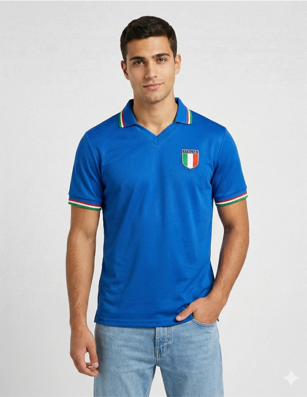 Maglia Italia Home 1982 azzurra con colletto polo tricolore e stemma FIGC indossata da modello