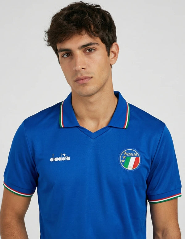 Dettaglio maglia Italia Home 1990 Diadora con stemma FIGC circolare tre stelle e bordi tricolore