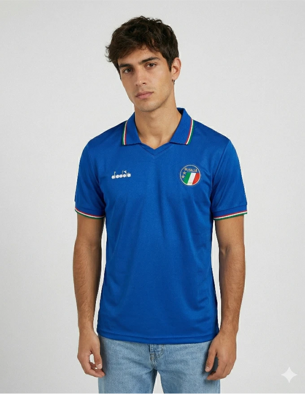 Maglia Italia Home 1990 Diadora azzurra con colletto polo tricolore e stemma FIGC indossata da modello