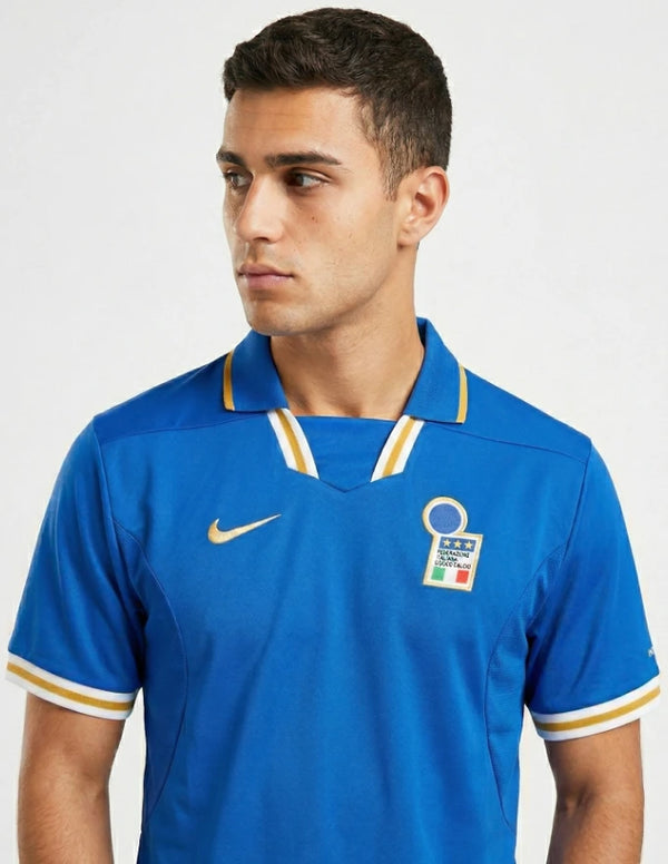 Dettaglio maglia Italia Home 1996 Nike con stemma FIGC tre stelle cerchio blu e swoosh dorato sul petto