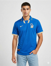 Maglia Italia Home 1996 Nike azzurra con colletto polo e bordi oro bianco e stemma FIGC indossata da modello