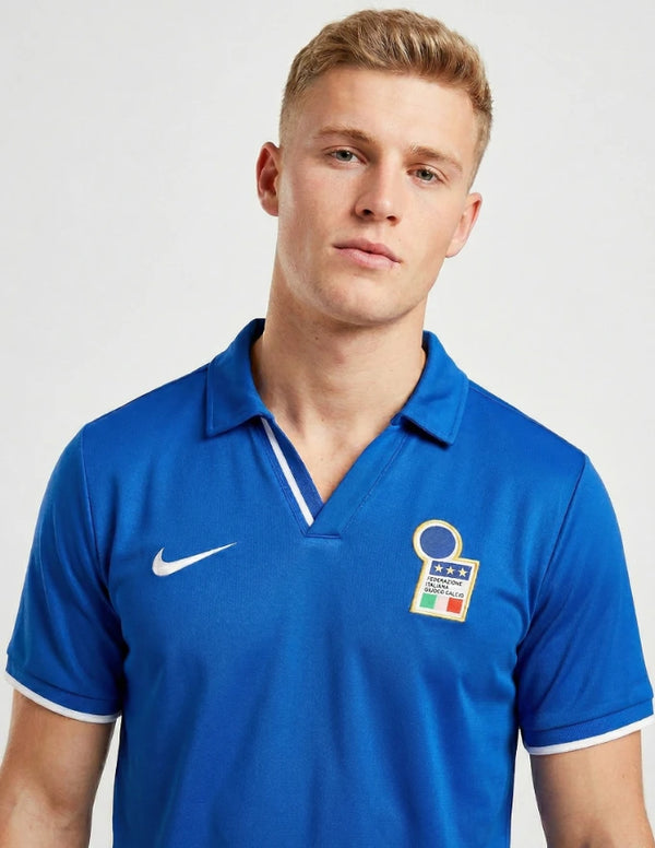 Dettaglio maglia Italia Home 1998 Nike con stemma FIGC tre stelle e swoosh bianco sul petto azzurro