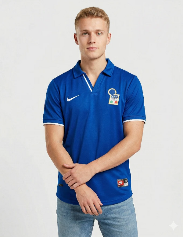 Maglia Italia Home 1998 Nike azzurra con colletto polo bianco e stemma FIGC circolare tre stelle indossata da modello