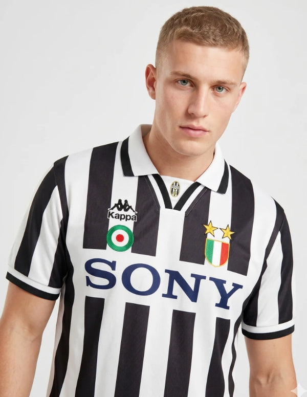 Dettaglio maglia Juventus Home 1995/1996 Kappa con stemma Juve due stelle colletto polo e sponsor Sony blu su strisce bianconere