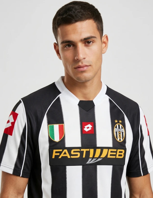 Dettaglio maglia Juventus Home 2002/2003 Lotto con stemma Juventus due stelle colletto e sponsor Fastweb