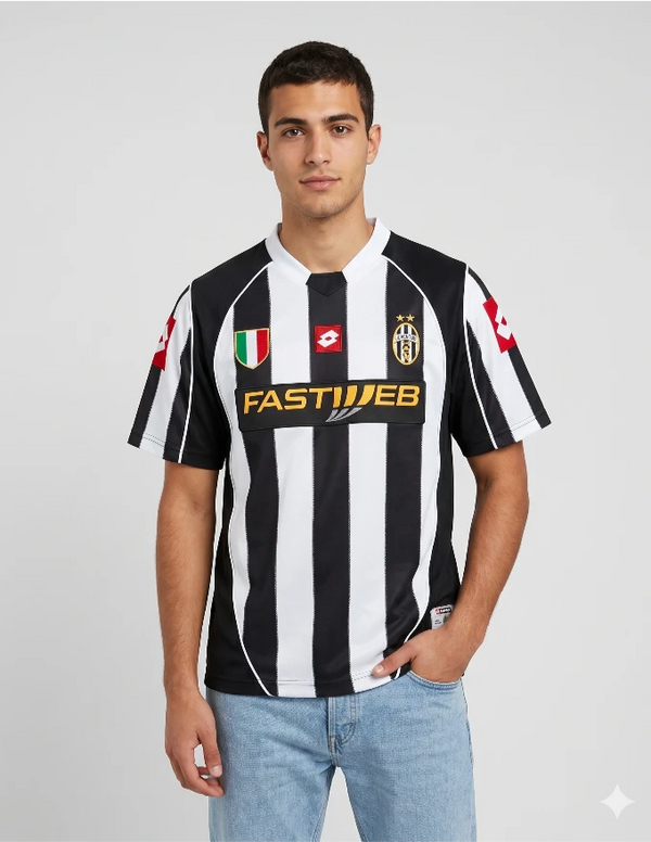 Maglia Juventus Home 2002/2003 Lotto a strisce bianconere con sponsor Fastweb e stemma Juve indossata da modello